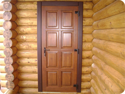 Dvere v drevených domoch